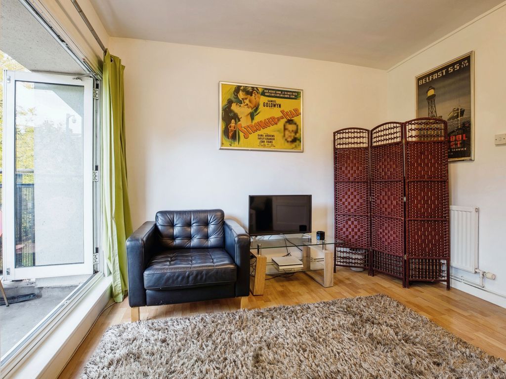 2 bed flat for sale in Denmark Road, London SE5, £375,000