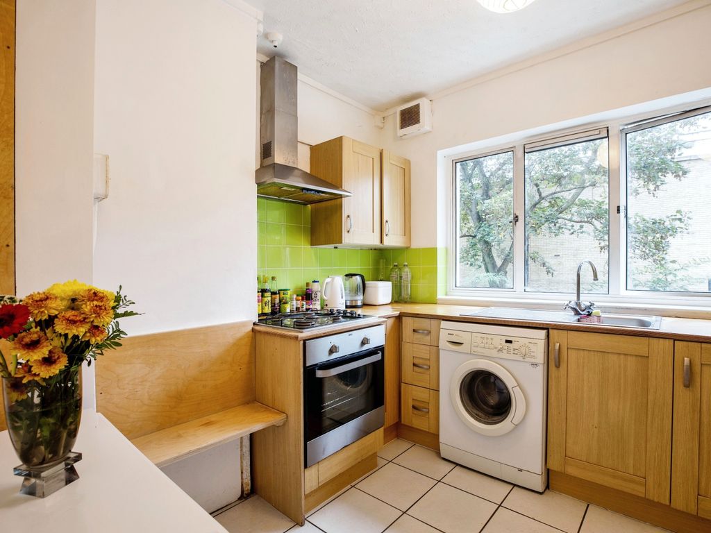 2 bed flat for sale in Denmark Road, London SE5, £375,000