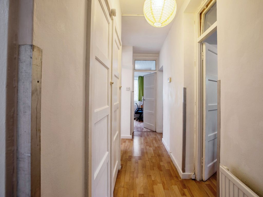 2 bed flat for sale in Denmark Road, London SE5, £375,000