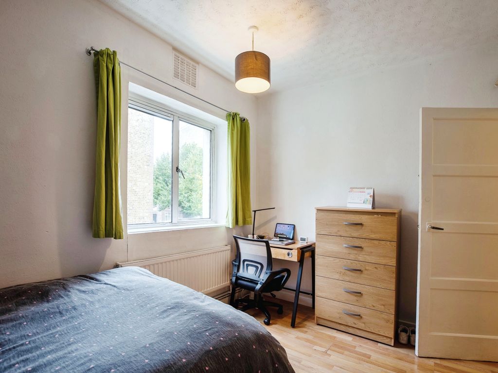 2 bed flat for sale in Denmark Road, London SE5, £375,000