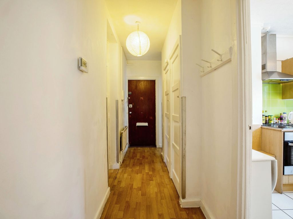 2 bed flat for sale in Denmark Road, London SE5, £375,000