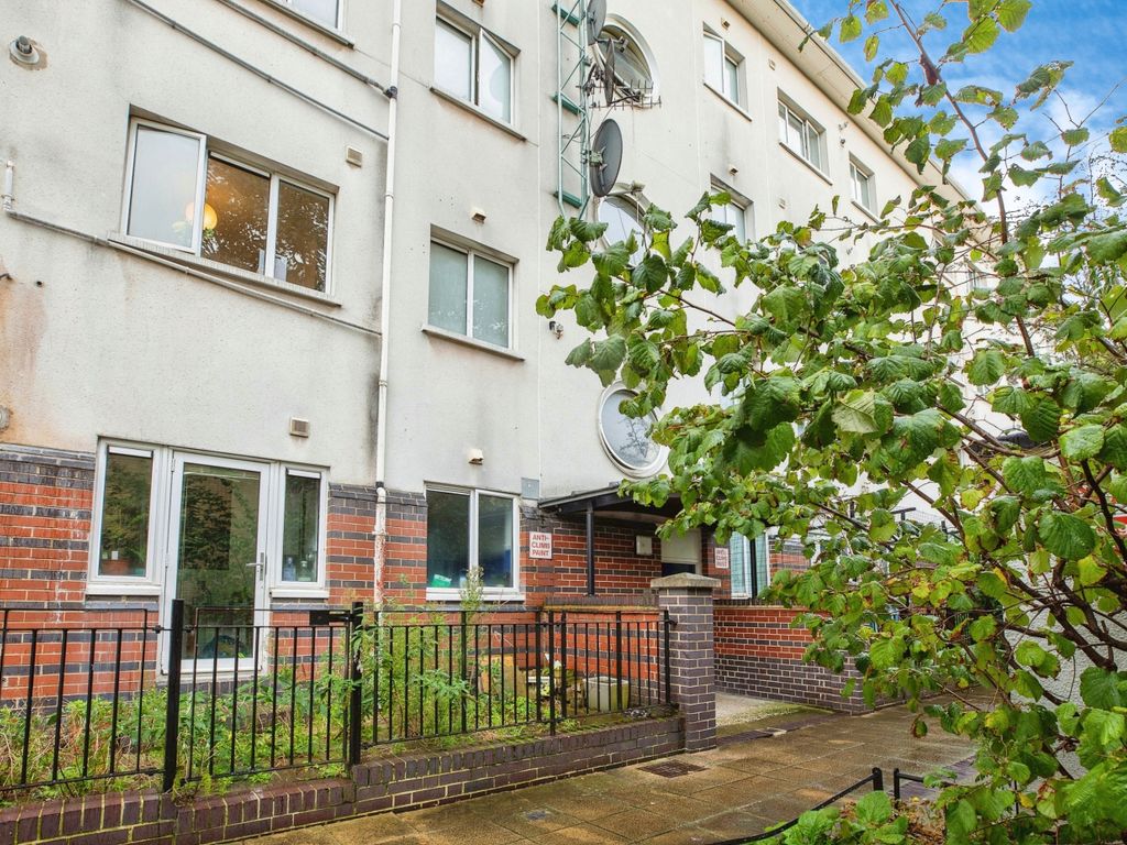 2 bed flat for sale in Denmark Road, London SE5, £375,000