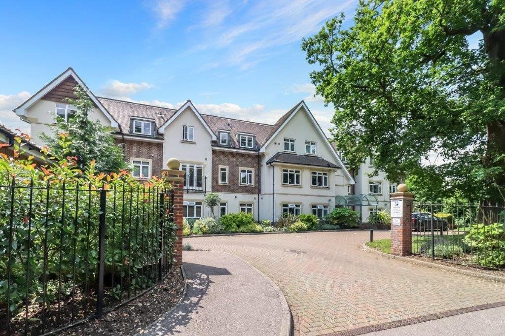 2 bed flat for sale in Station Road, Beaconsfield HP9, £350,000
