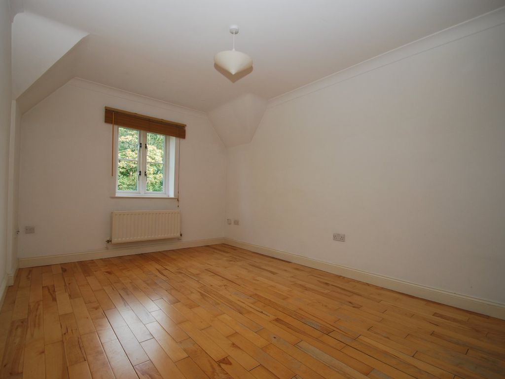 2 bed flat for sale in Station Road, Beaconsfield HP9, £350,000