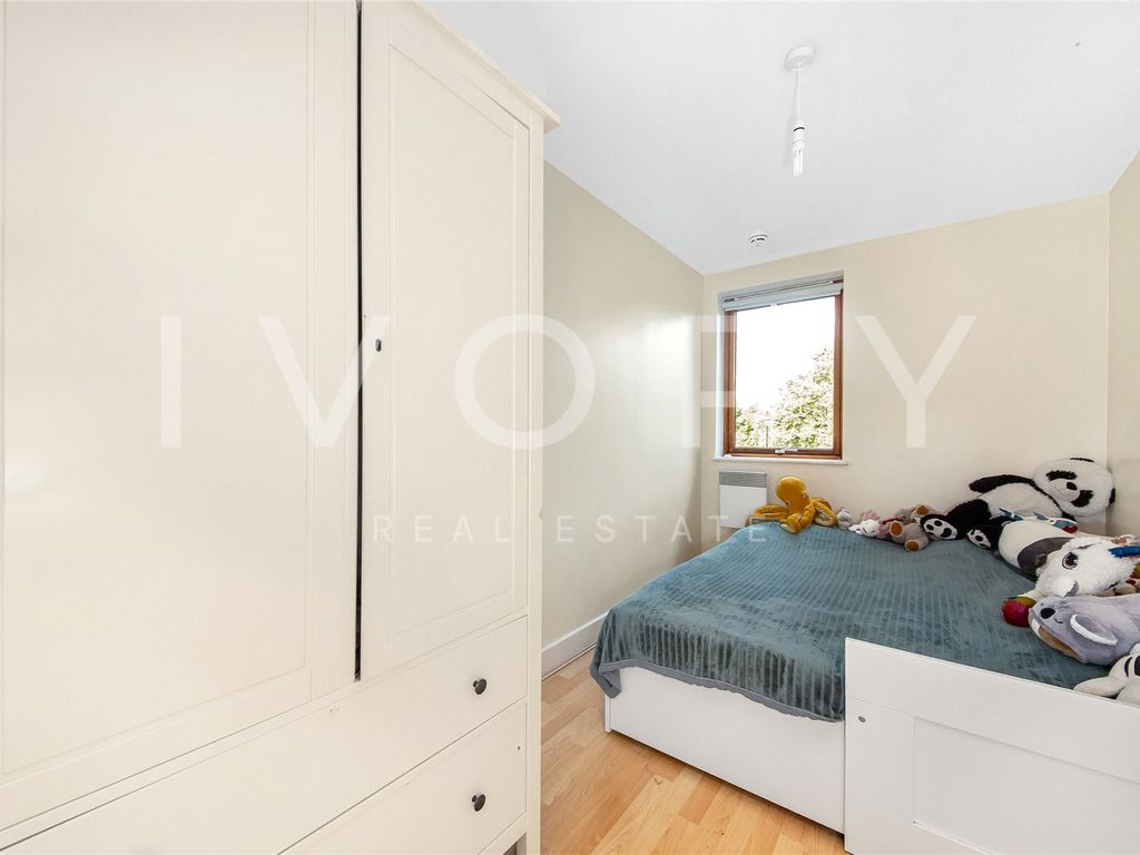 2 bed flat for sale in Bray Court, Bethnal Green, London E2, £425,000