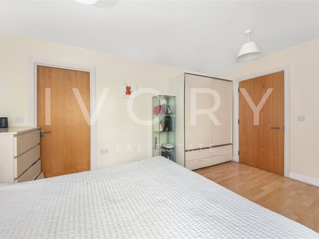 2 bed flat for sale in Bray Court, Bethnal Green, London E2, £425,000