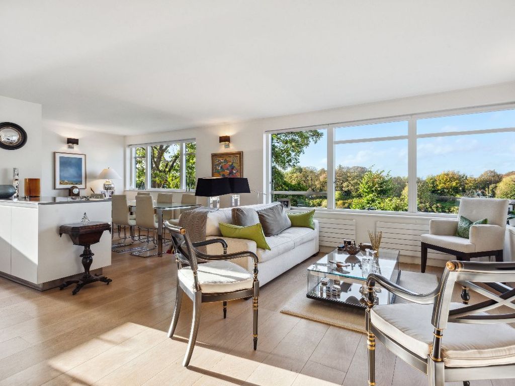 2 bed flat for sale in River House, The Terrace, Barnes SW13, £1,000,000