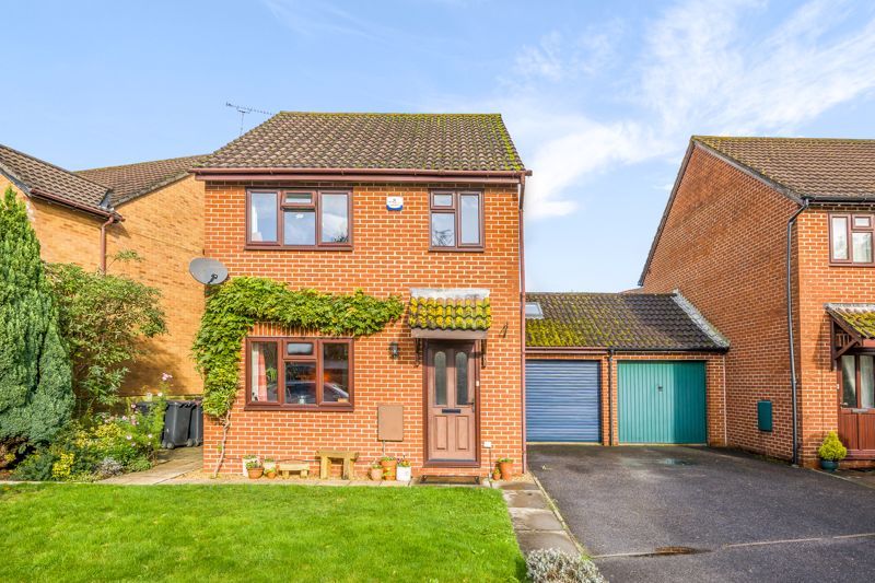 3 bed detached house for sale in Bitchams Mead, Bere Regis BH20, £360,000