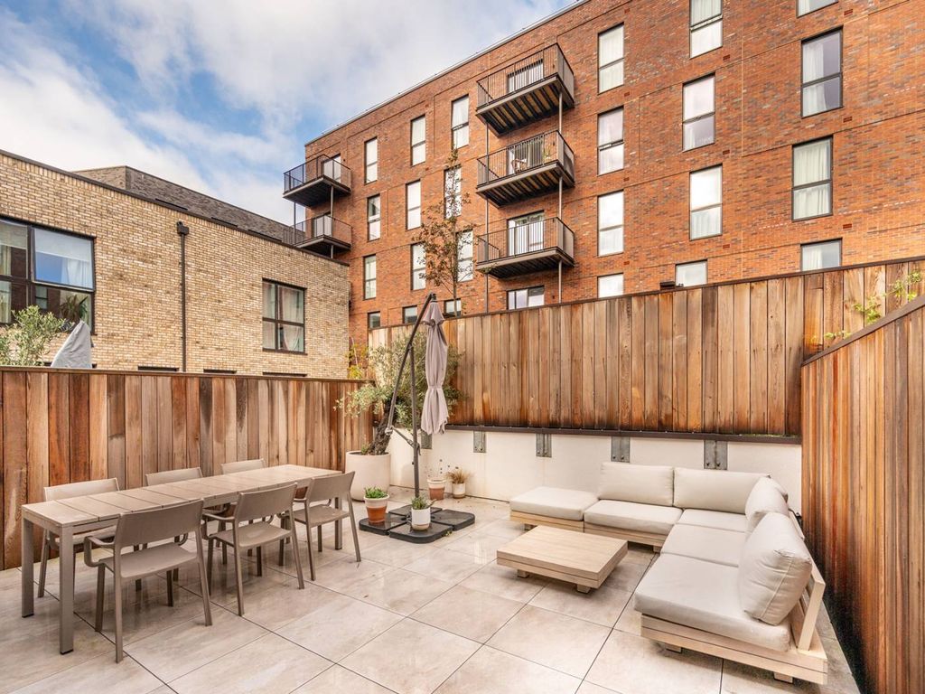 4 bed terraced house to rent in Hackney Wick, Hackney Wick, London E20, £8,500 pcm