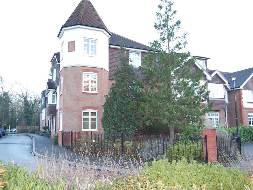 2 bed flat to rent in Brighton Road, Addlestone KT15, £1,600 pcm