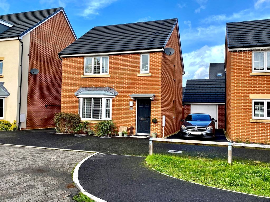 3 bed detached house for sale in Park Way, Rogerstone, Newport NP10, £325,000