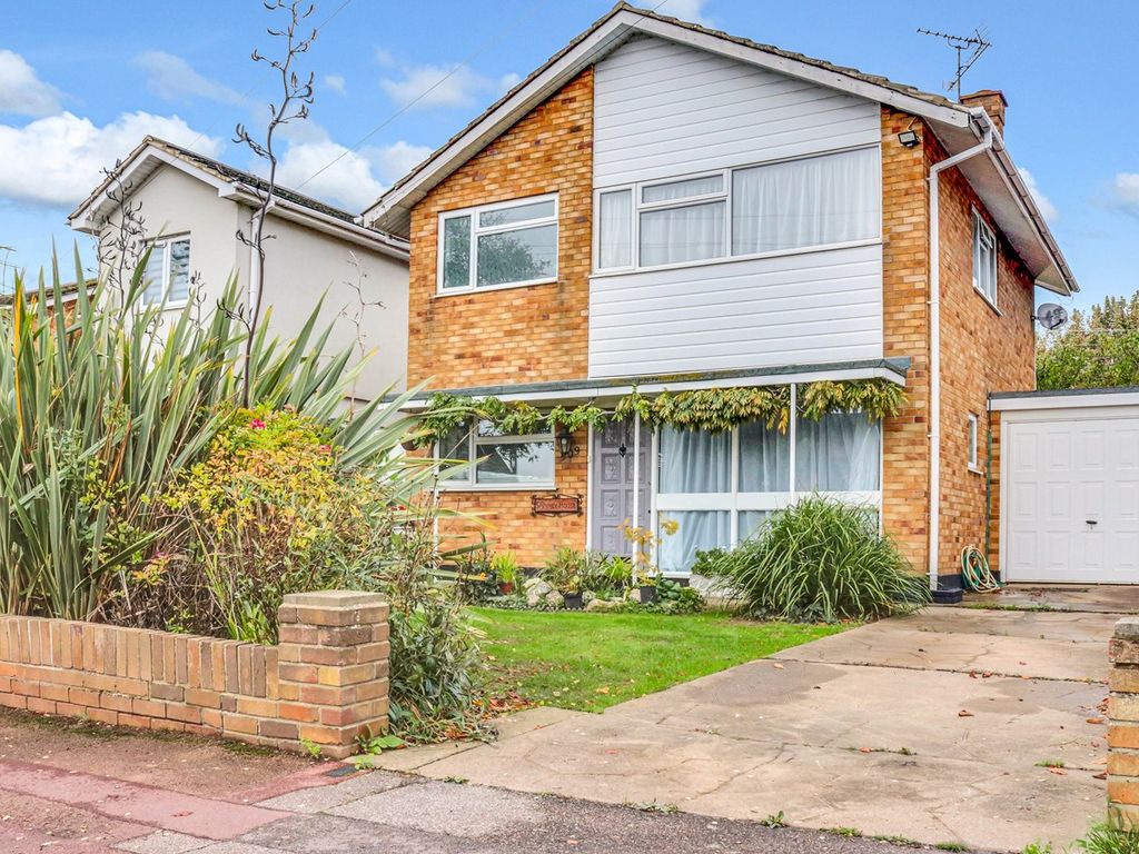 3 bed detached house for sale in Woodgrange Drive, Thorpe Bay SS1, £525,000