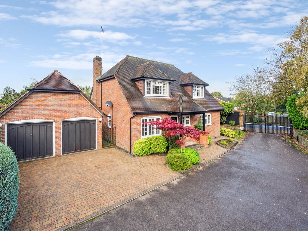 4 bed detached house for sale in Hillgrove, Chalfont St Peter SL9, £995,000