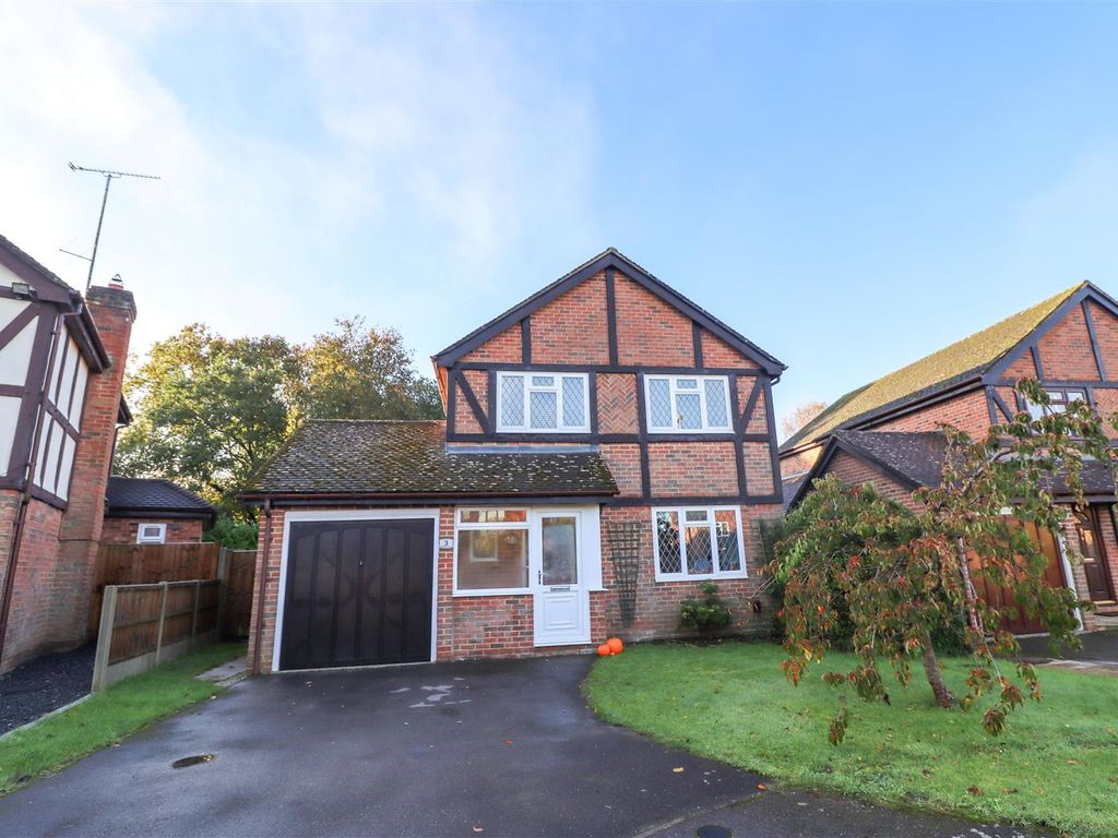 4 bed detached house for sale in Meadow View, Church Crookham, Fleet GU52, £575,000