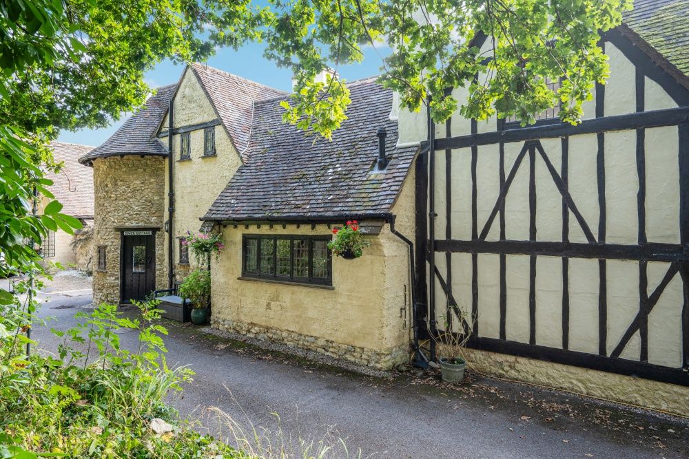 3 bed cottage for sale in Penn Road, Knotty Green, Beaconsfield HP9, £1,250,000
