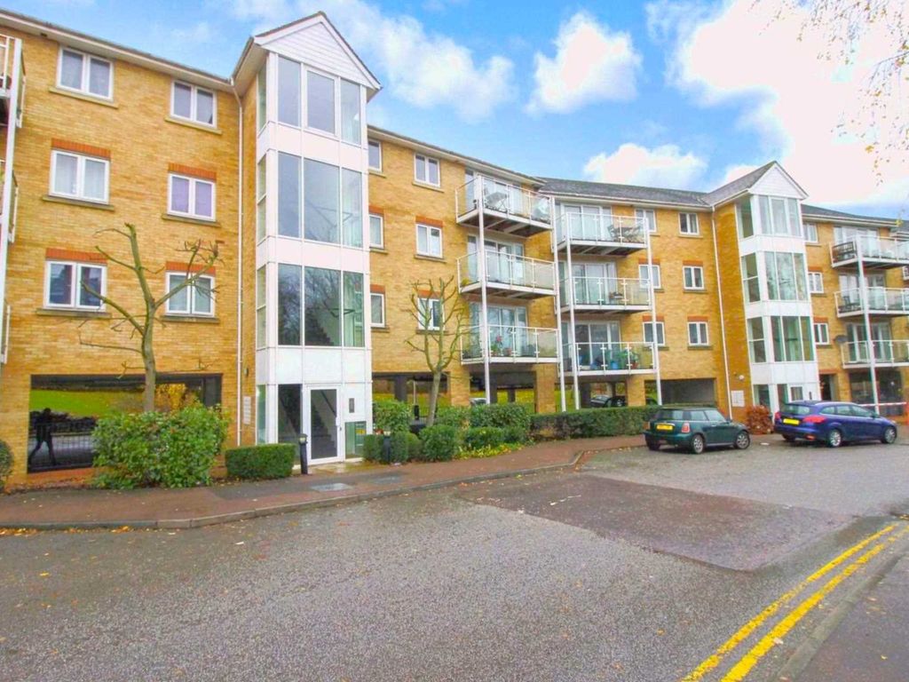 2 bed flat to rent in Foxglove Way, Luton LU3, £1,200 pcm