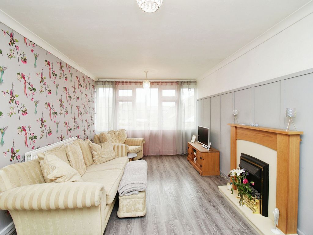 2 bed flat for sale in Holly Lodge Walk, Birmingham B37, £120,000