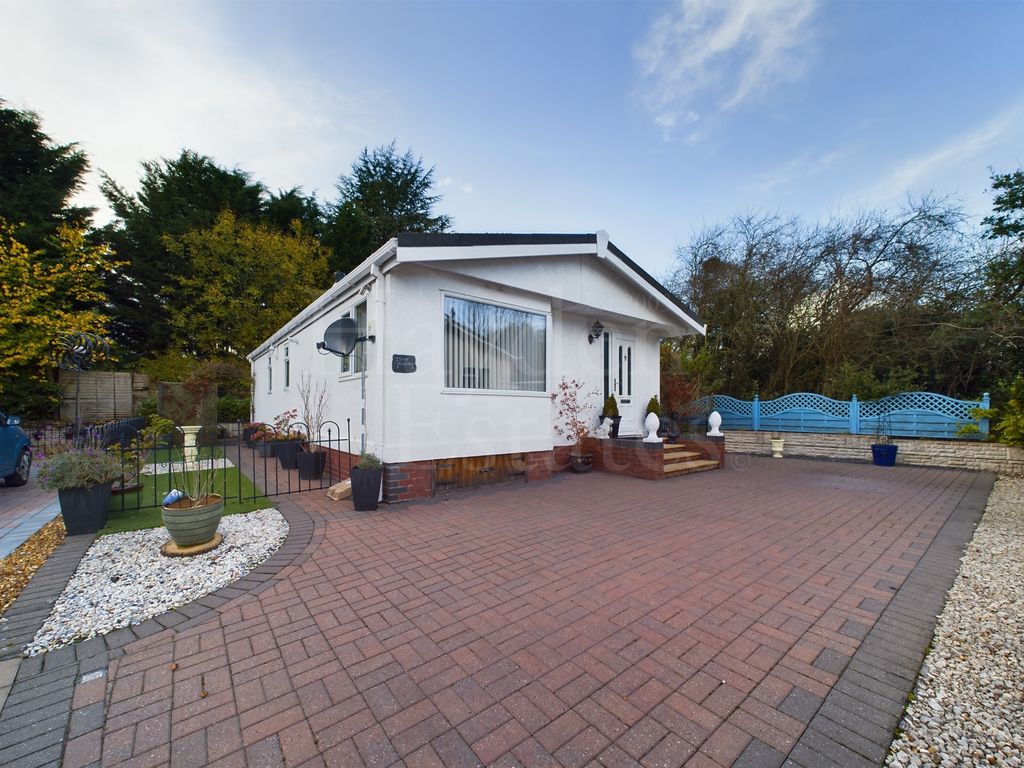 3 bed mobile/park home for sale in Willows Park Homes Site, Cleobury Road, Far Forest DY14, £149,950