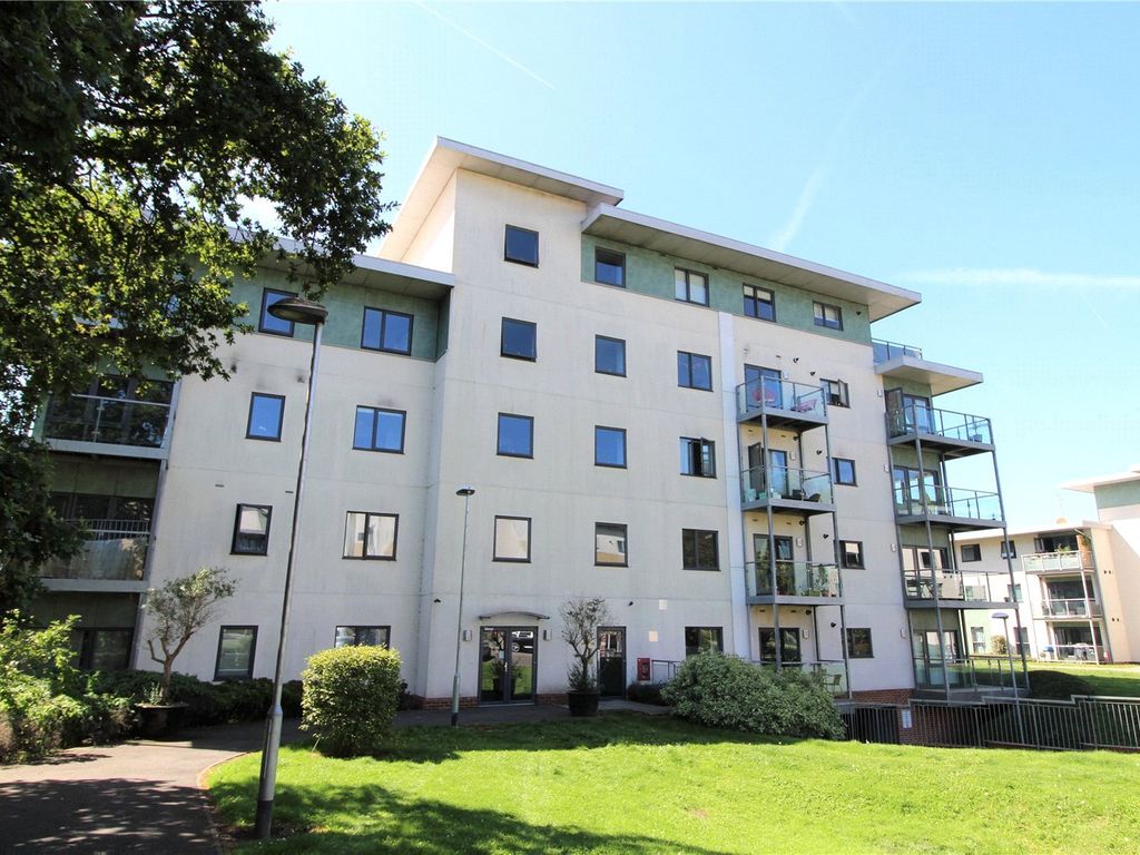 2 bed flat to rent in Adlington House, Rollason Way CM14, £1,550 pcm