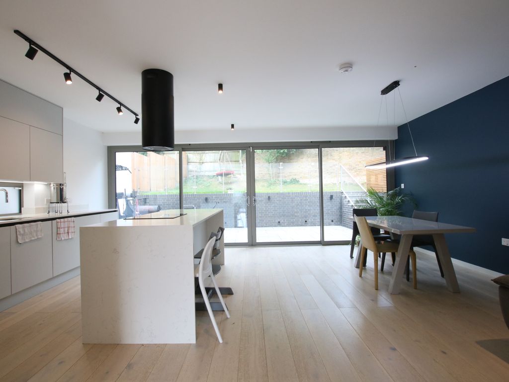 5 bed detached house to rent in Acorn Close, Wembley HA0, £4,247 pcm