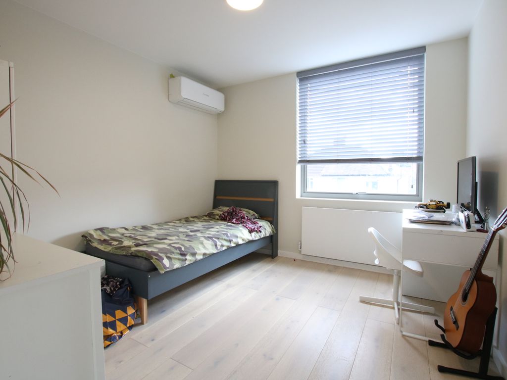 5 bed detached house to rent in Acorn Close, Wembley HA0, £4,247 pcm