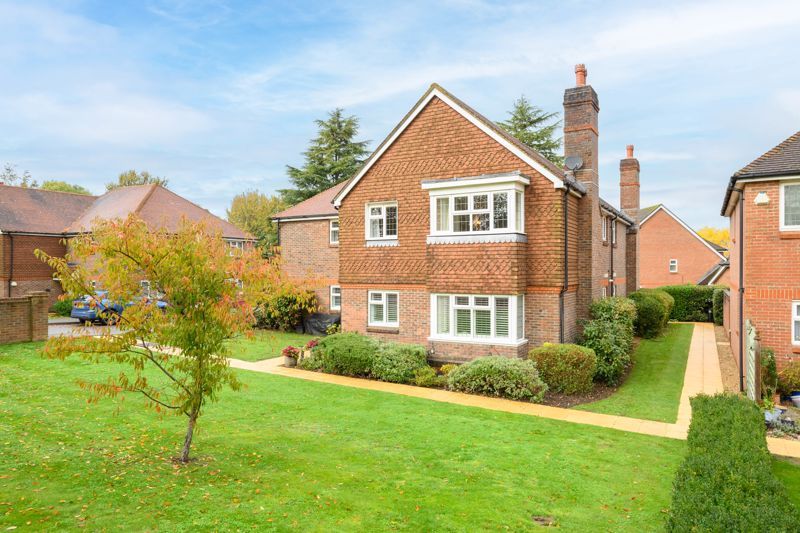 2 bed flat for sale in Springvale Close, Great Bookham, Bookham, Leatherhead KT23, £385,000