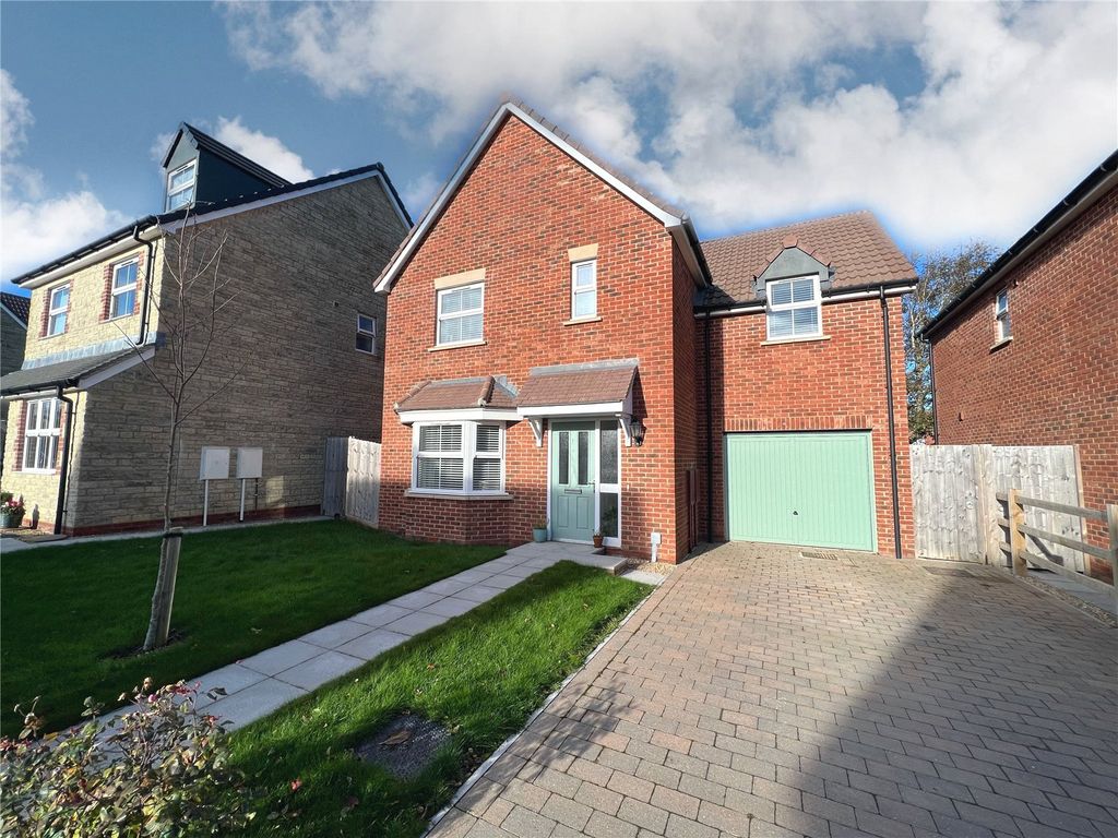 4 bed detached house for sale in Skylark, Blunsdon SN26, £450,000