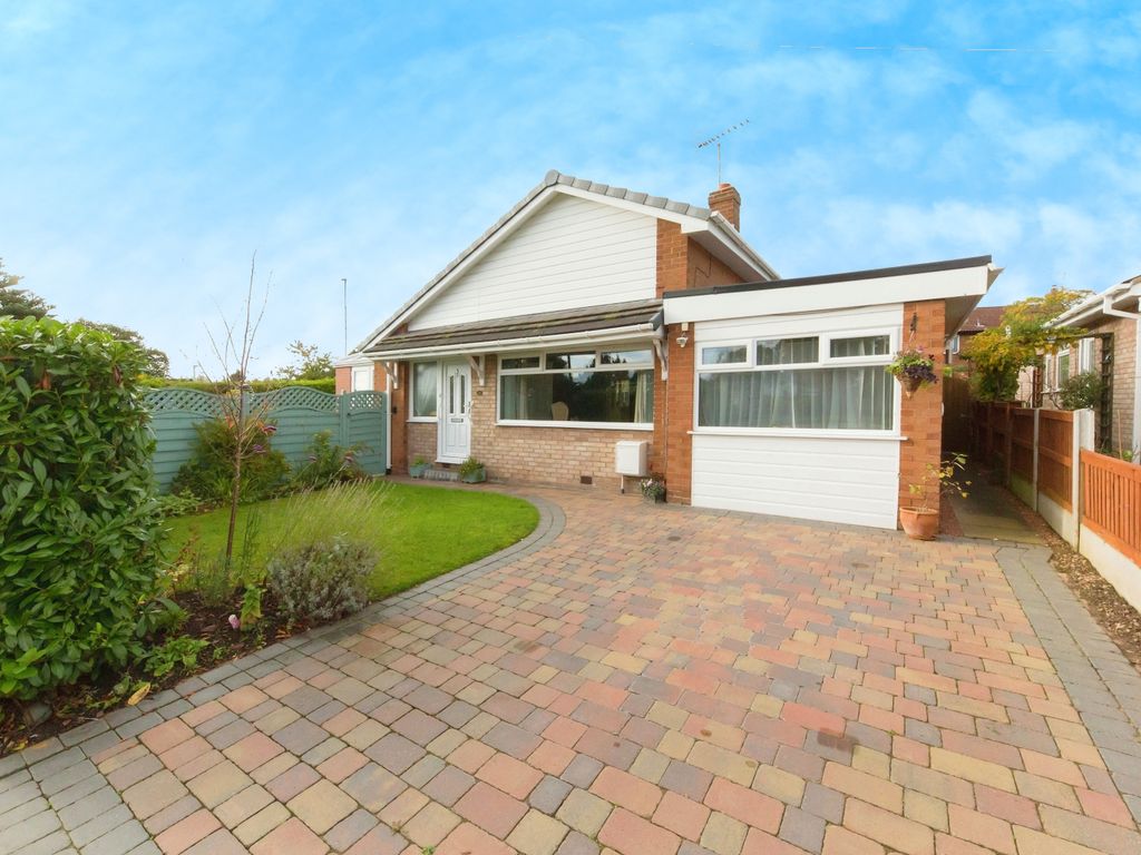 3 bed bungalow for sale in Sundale Drive, Crewe, Cheshire CW2, £275,000