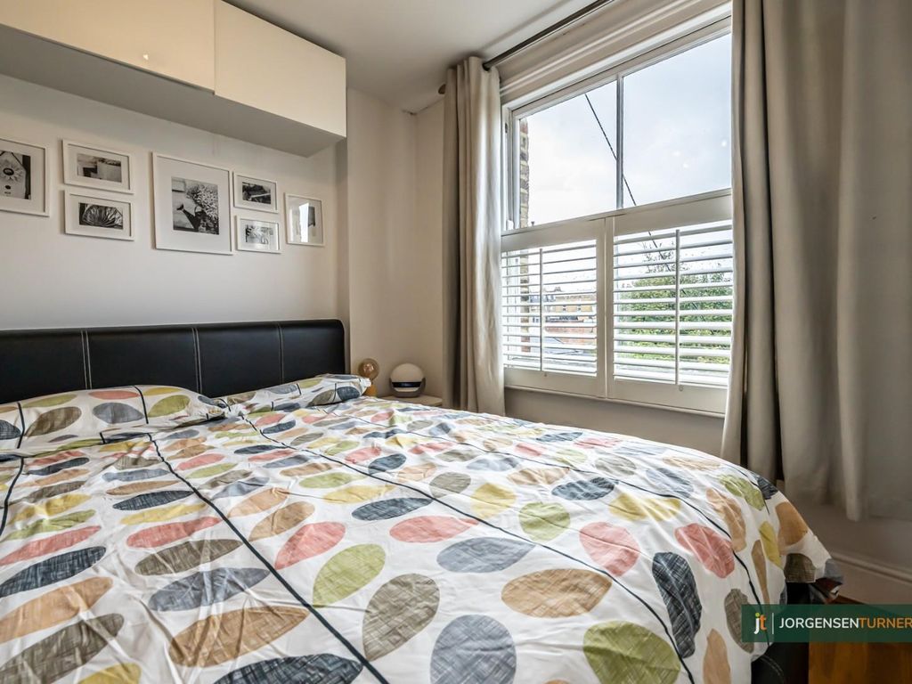 1 bed flat for sale in Loftus Road, London W12, £350,000