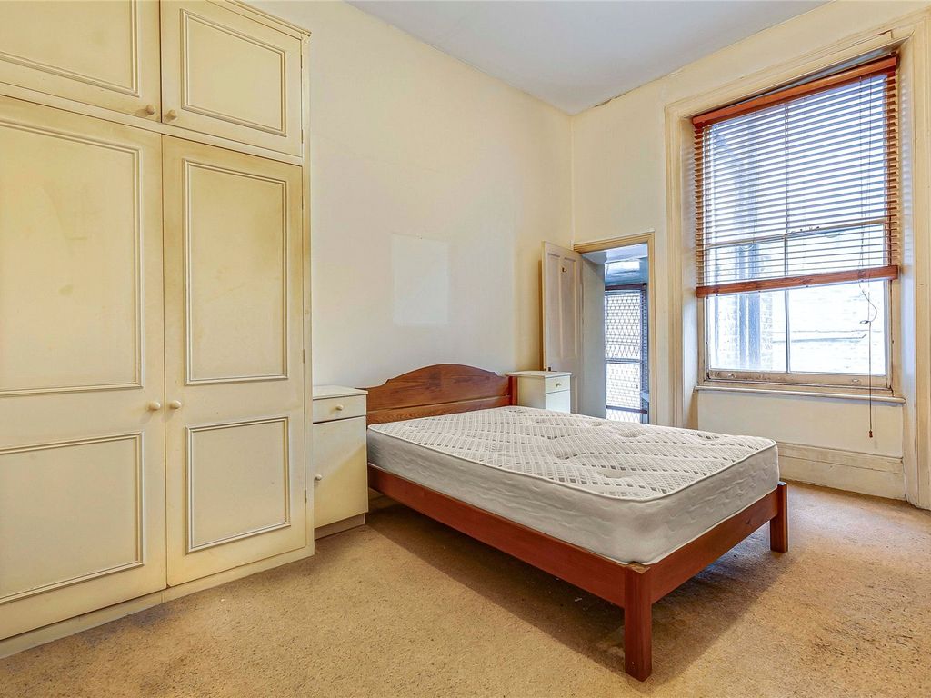 1 bed flat for sale in Finborough Road, Chelsea, London SW10, £520,000