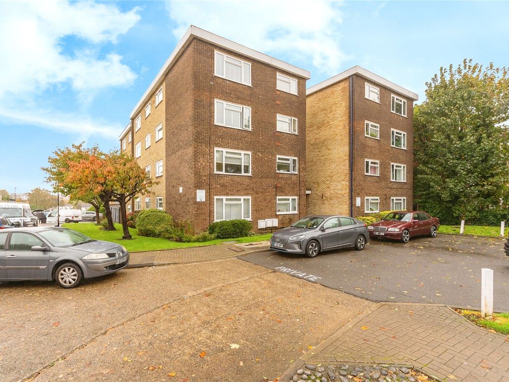 1 bed flat for sale in Windsor Court, London N14, £360,000