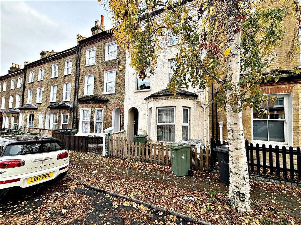 3 bed flat to rent in Rommany Road, West Norwood, London SE27, £1,950 pcm