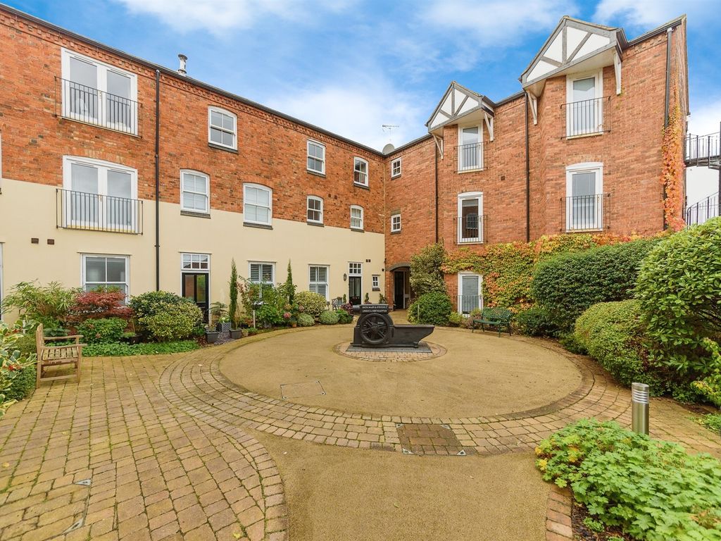 2 bed flat for sale in Springfield Street, Market Harborough LE16, £225,000