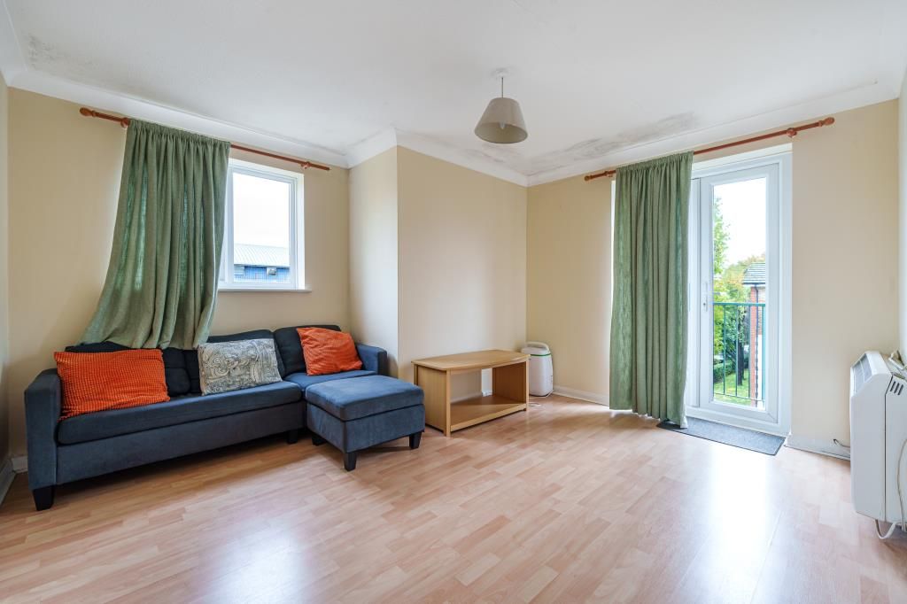 2 bed flat for sale in High Wycombe, Buckinghamshire HP11, £210,000