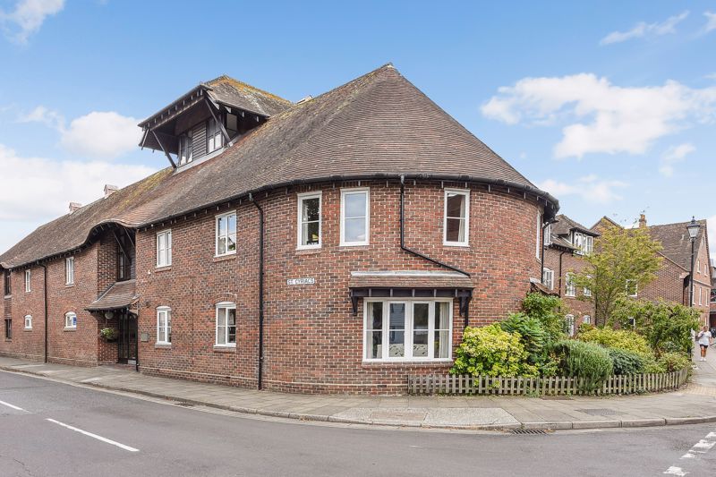 1 bed flat for sale in St. Cyriacs, Chichester PO19, £139,950
