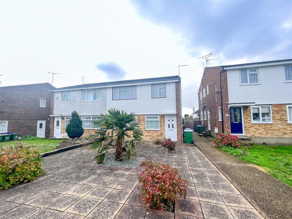 2 bed maisonette for sale in Milford Close, London SE2, £200,000