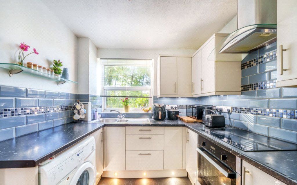 2 bed flat for sale in Addlestone, Surrey KT15, £250,000