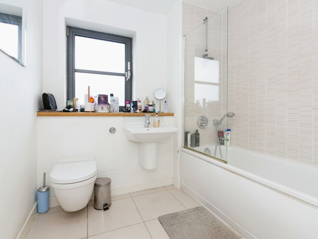 2 bed flat for sale in Commercial Road, London E14, £500,000