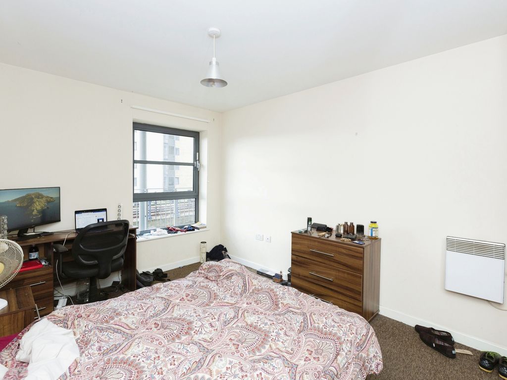 2 bed flat for sale in Commercial Road, London E14, £500,000