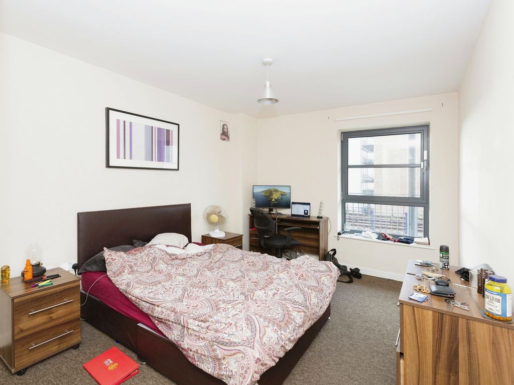 2 bed flat for sale in Commercial Road, London E14, £500,000