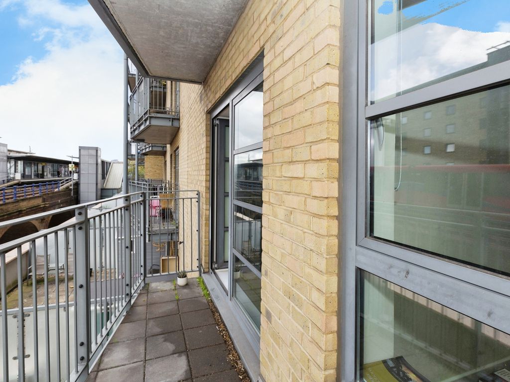 2 bed flat for sale in Commercial Road, London E14, £500,000