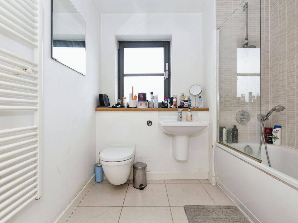 2 bed flat for sale in Commercial Road, London E14, £500,000