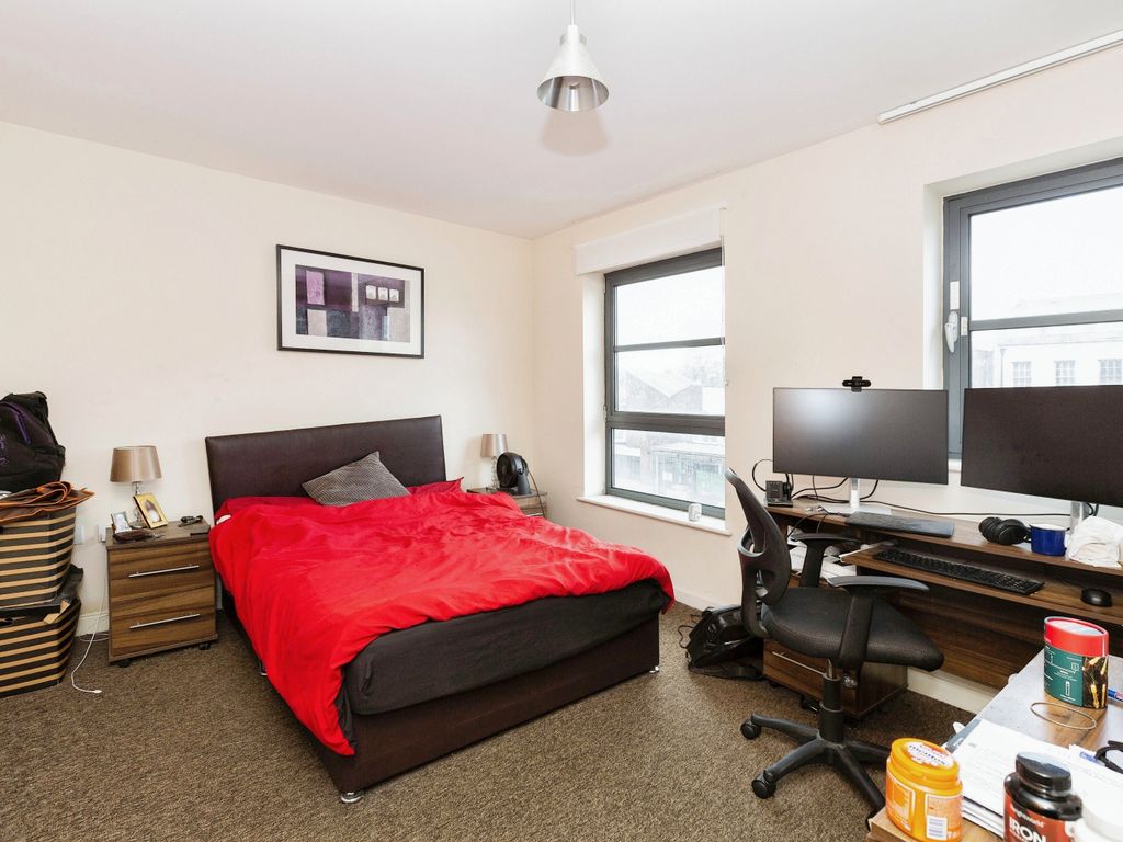 2 bed flat for sale in Commercial Road, London E14, £500,000