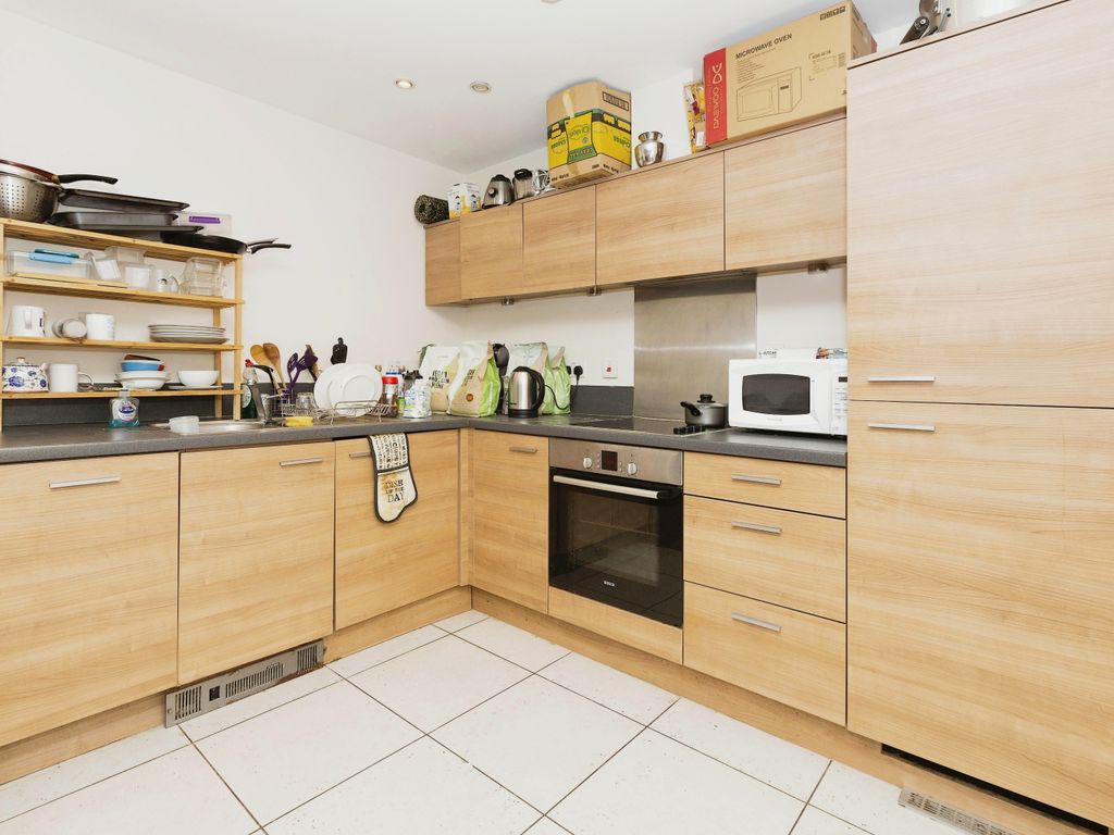 2 bed flat for sale in Commercial Road, London E14, £500,000