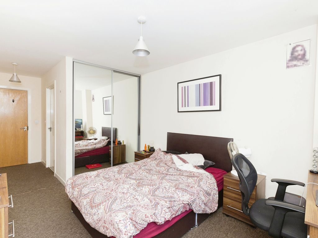 2 bed flat for sale in Commercial Road, London E14, £500,000