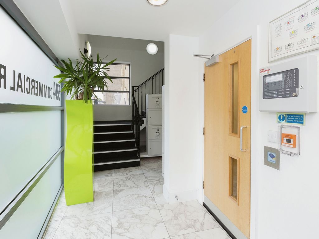 2 bed flat for sale in Commercial Road, London E14, £500,000