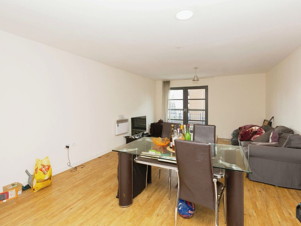 2 bed flat for sale in Commercial Road, London E14, £500,000