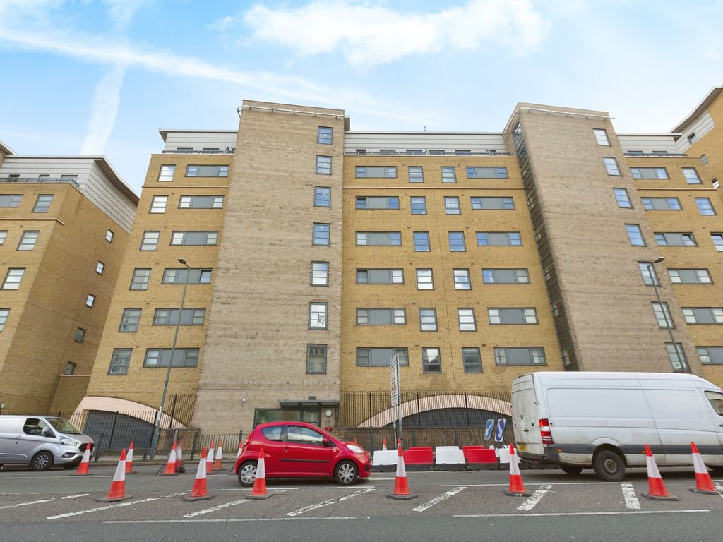 2 bed flat for sale in Commercial Road, London E14, £500,000