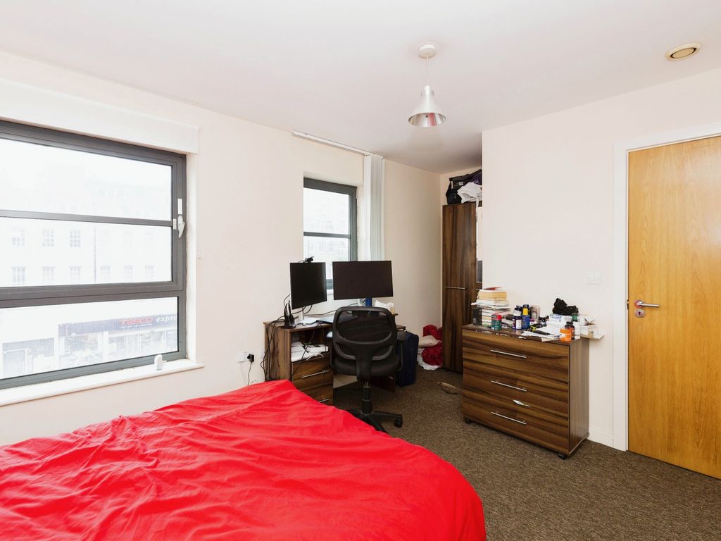 2 bed flat for sale in Commercial Road, London E14, £500,000