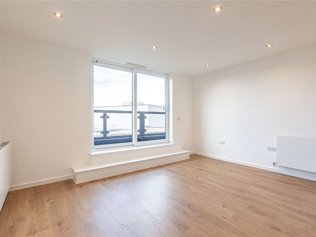 2 bed flat for sale in Addlestone, Surrey KT15, £275,000